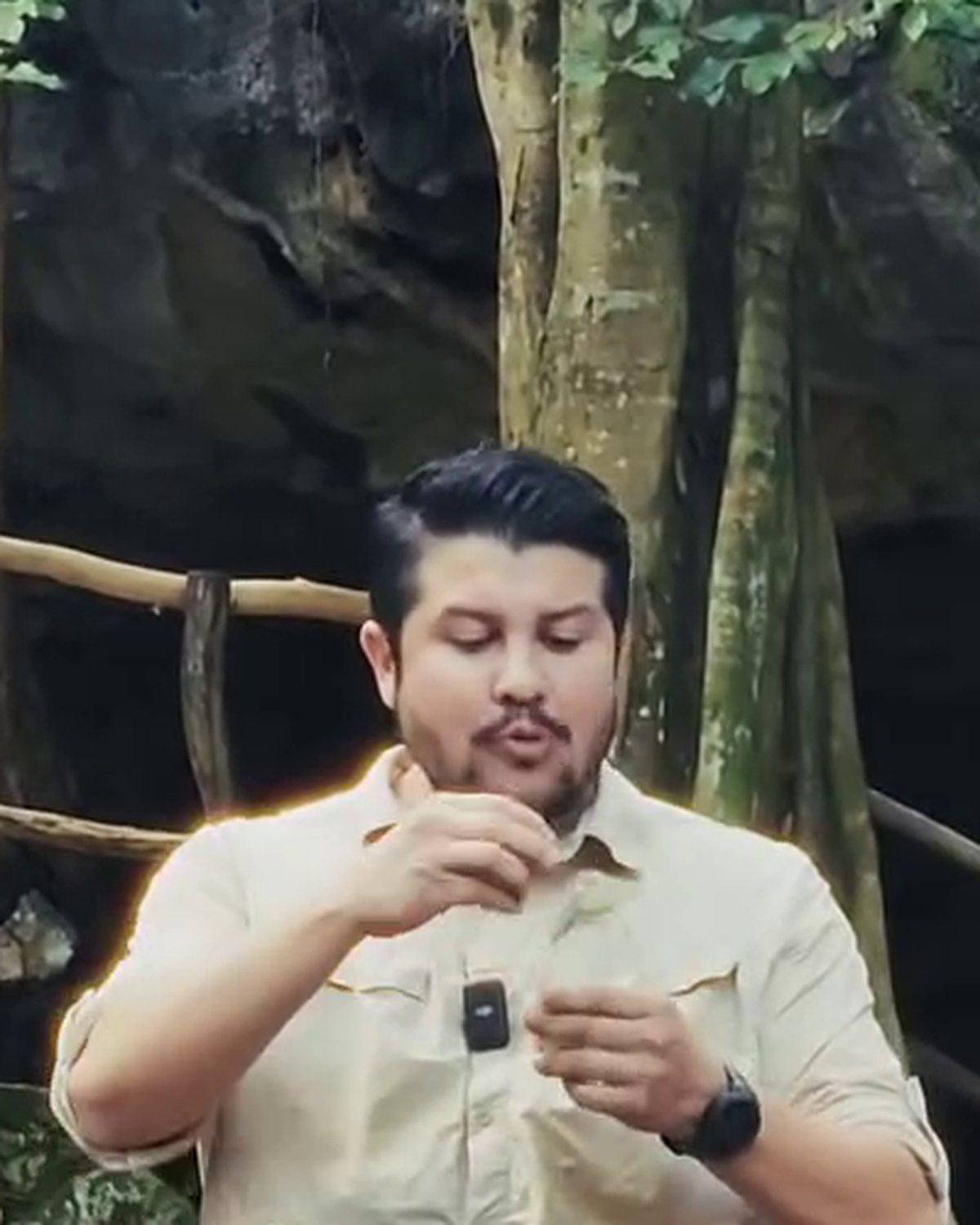 Israel Moreno probando White Tiger Kombucha