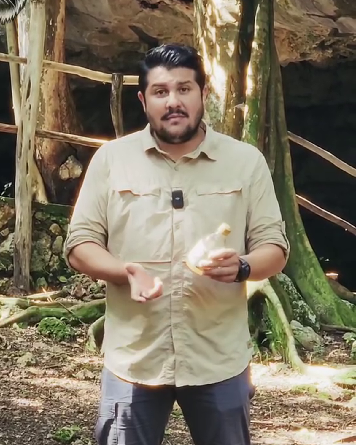 Israel Moreno sosteniendo una White Tiger Kombucha
